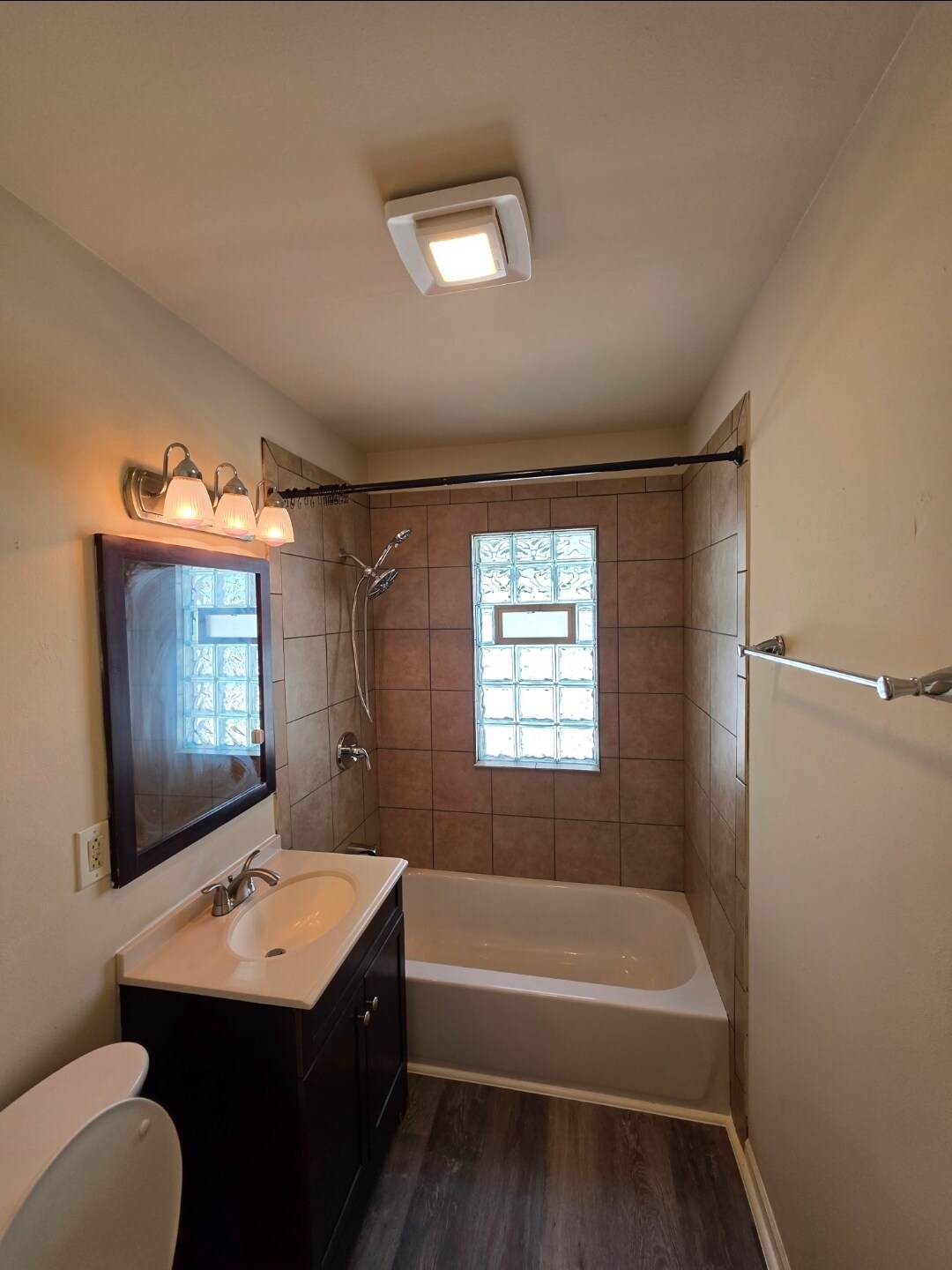 Building Photo - 4839 W Lynndale Ave