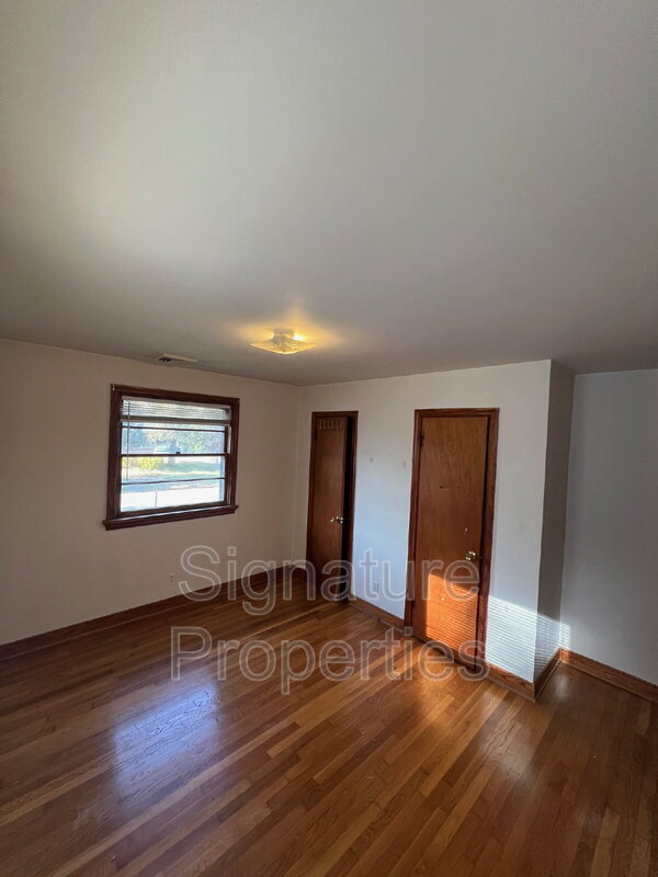 Building Photo - 135 N Oak Ave