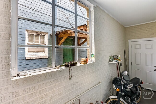 Building Photo - 725 E 53rd St