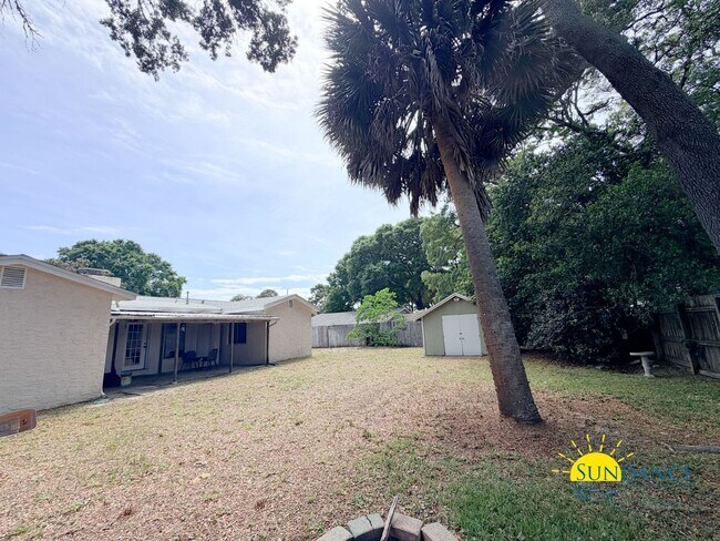 Building Photo - Spacious 4BR Home in Fort Walton Beach with Solar Panels!