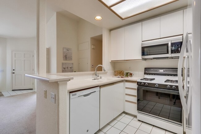 Building Photo - Beautiful Aliso Viejo Condo in the Seagate...