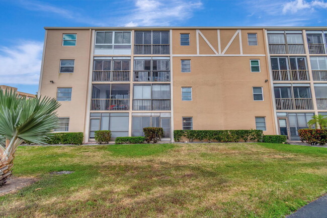Building Photo - 6795 Huntington Ln