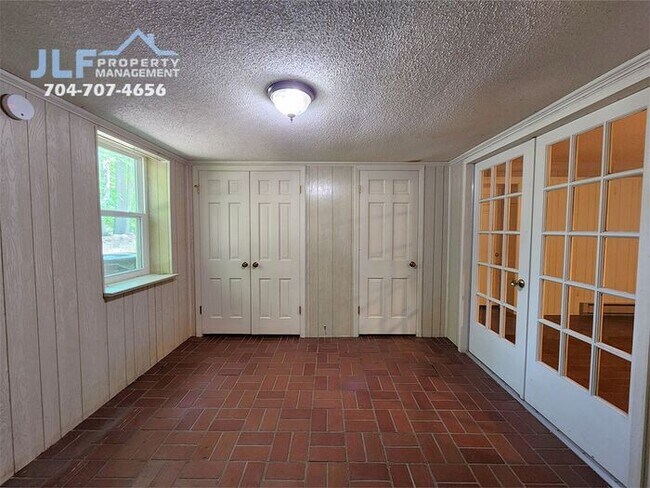 Building Photo - Spacious 3 Bed/2.5 Bath Duplex With Basement.