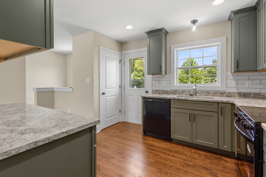 Building Photo - 2628 Linden Pl
