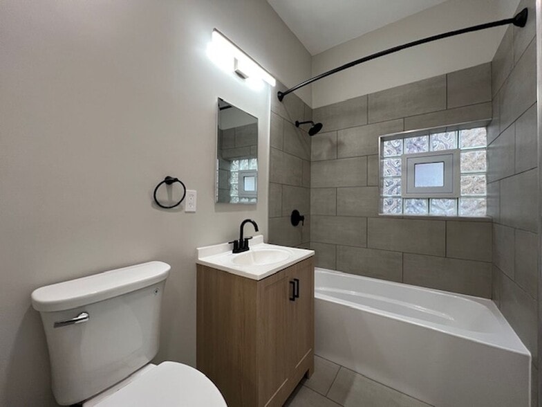 Building Photo - 3640 W Fullerton Ave