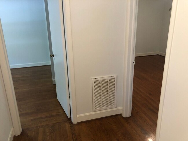 Building Photo - Byerly &amp; Paddock Duplex