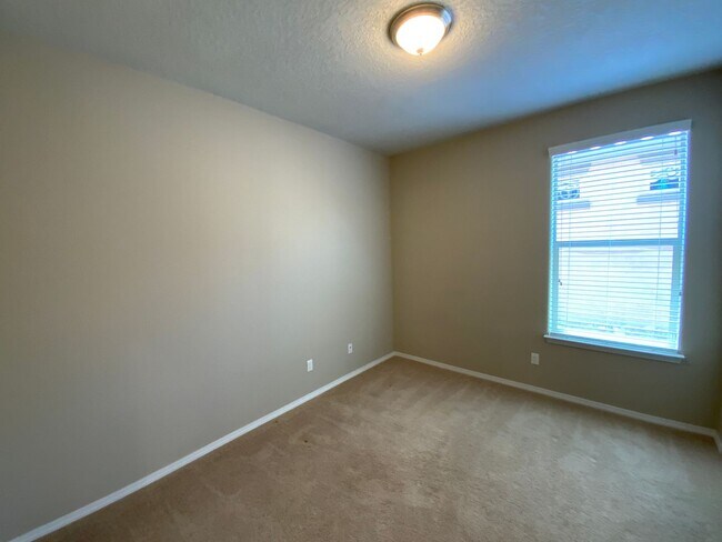 Building Photo - 3 Bedroom Single Story Home in Loma Colora...