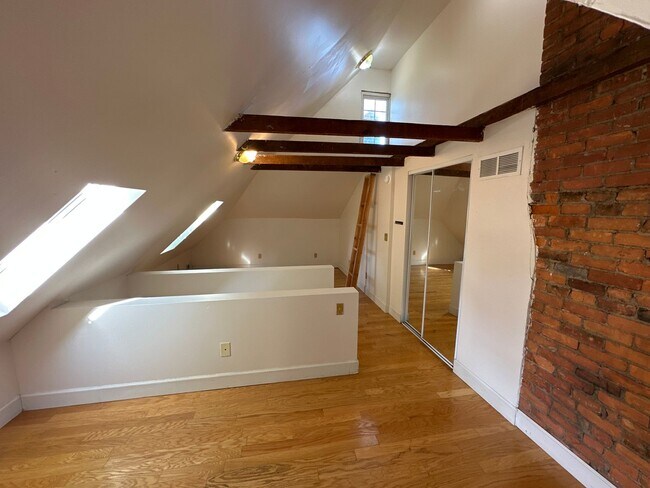 Building Photo - Highland 1557-1559 1557HSLLC