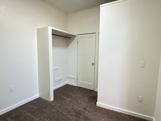 Building Photo - 2920 NE Riverside Ave