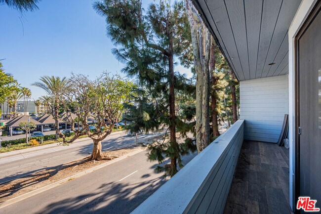 Building Photo - 310 Tahiti Way