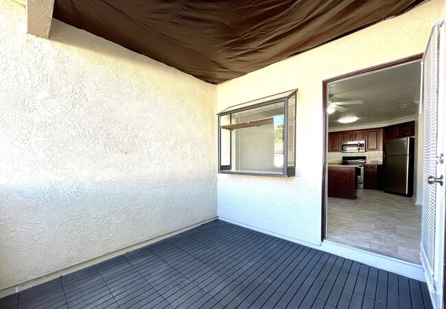 Building Photo - Updated Lower Level Condo in gated Vista Way Village!