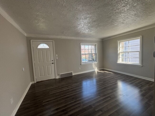 Building Photo - Spacious Single Family Home