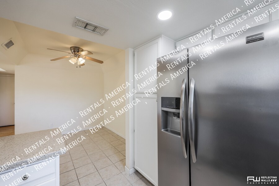 Building Photo - 925 N College Ave