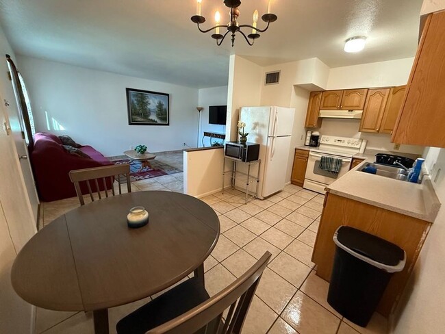 Building Photo - Cozy and convenient 2 bedroom home