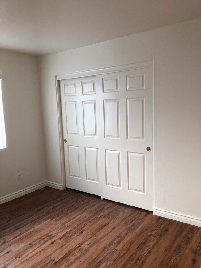 Building Photo - Beautiful Single Story Home