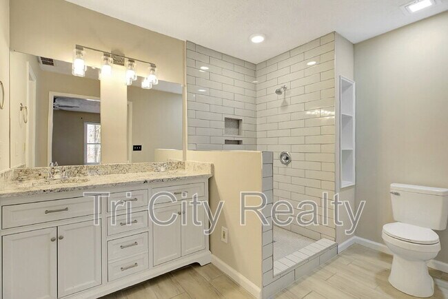 Building Photo - 216 Shadowood Ln