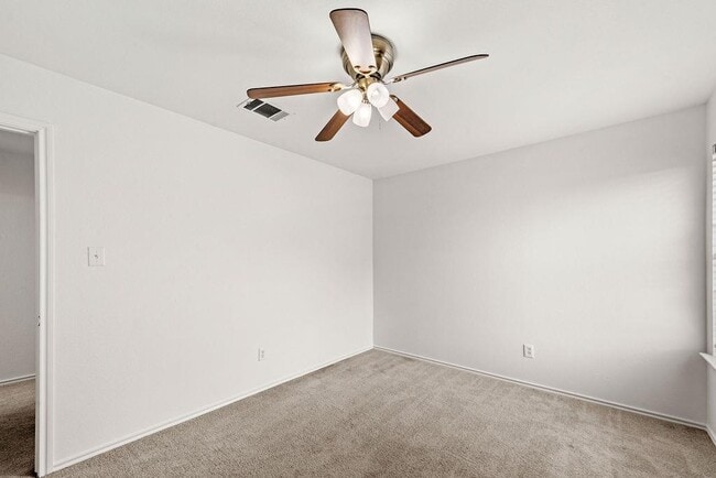 Building Photo - 525 Meadow Park Dr