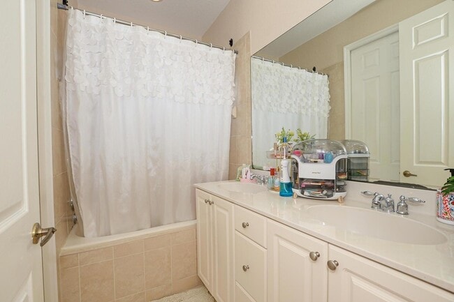 Building Photo - 9949 E Villa Cir