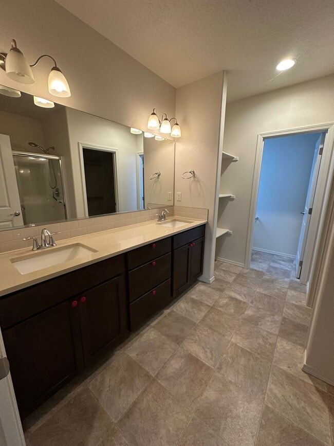 Building Photo - Newer Super Clean 3 Bedroom 2 Bath Home In NE Albany