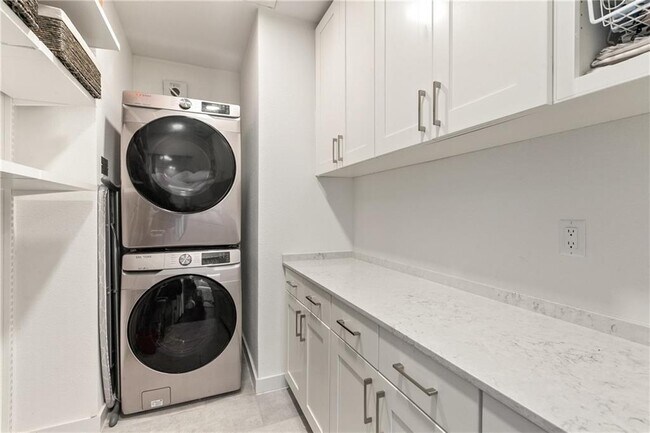 Building Photo - 900 S 1st St