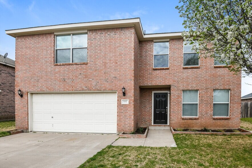 Primary Photo - 907 Blue Sky Dr