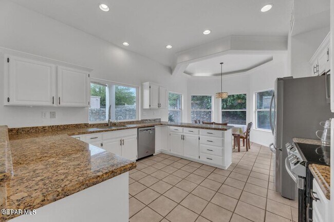 Building Photo - 1121 Regal Ridge Dr