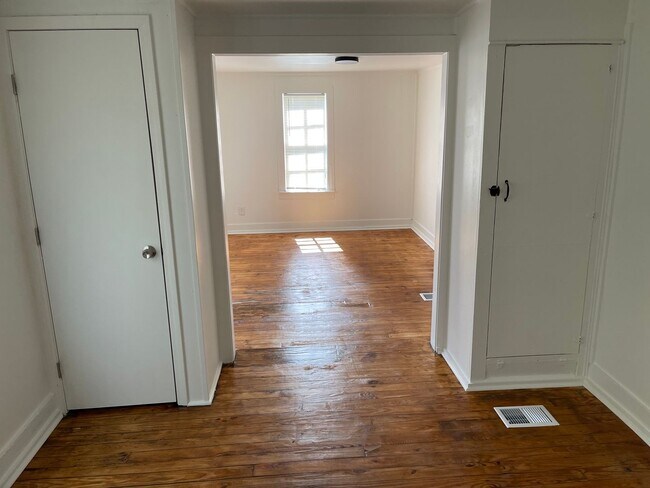 Building Photo - 3BR Cottage in Historic District