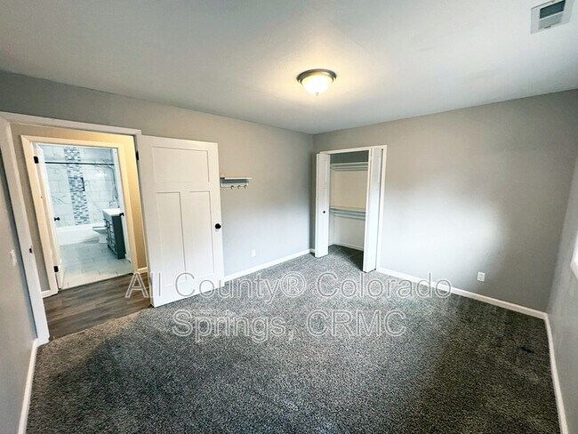 Building Photo - 460 Wintery Cir N