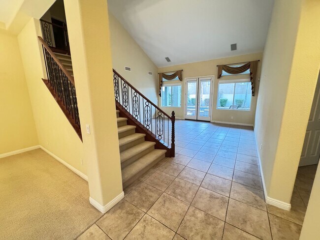 Building Photo - Spacious 4 Bedroom Home with Private Pool!