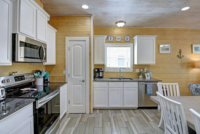 Building Photo - 1617 S Station St