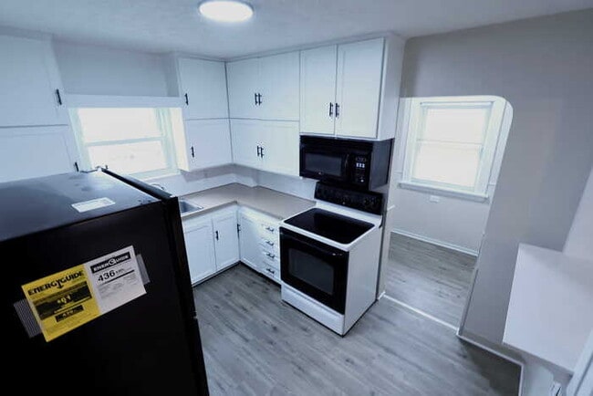 Building Photo - 165 Colony Crescent