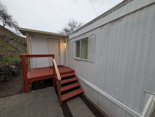 Building Photo - 2 Bedroom 1 Bath House with Detached Garage/Workshop