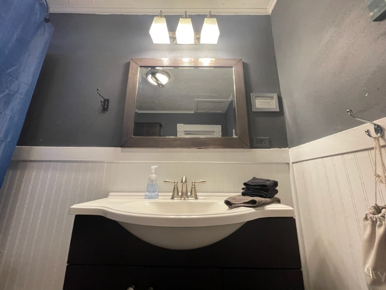 Building Photo - 832 Caledonia St