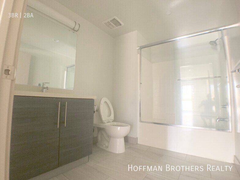 Building Photo - 3714 Kelton Ave