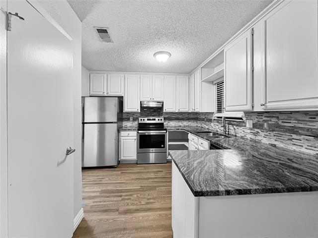 Building Photo - 8802 Deerwood Dr
