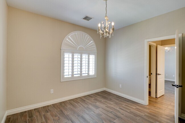 Building Photo - Luxurious 4 bd 3.5 bth Henderson Home in G...