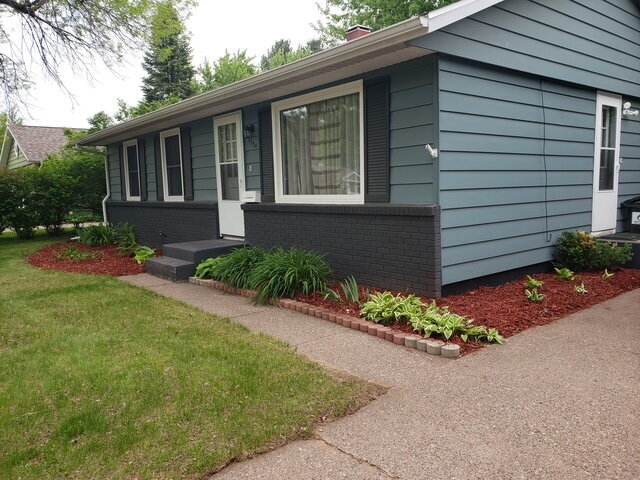 Building Photo - 3 Bedroom Home with Bonus Family Room, Fenced Back Yard, and Garage