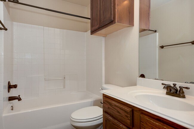 Building Photo - * MOVE IN July 15th 2027 * $5500/$1100 Per Bed  5 Bed 3 Bath, 6 Minute Walk to TCU Campus