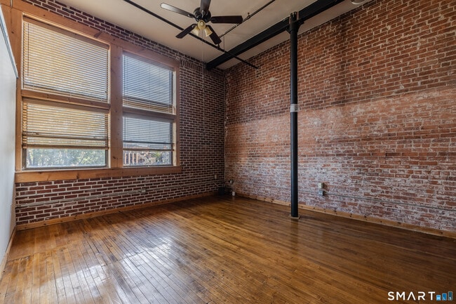 Building Photo - 325 Myrtle Ave