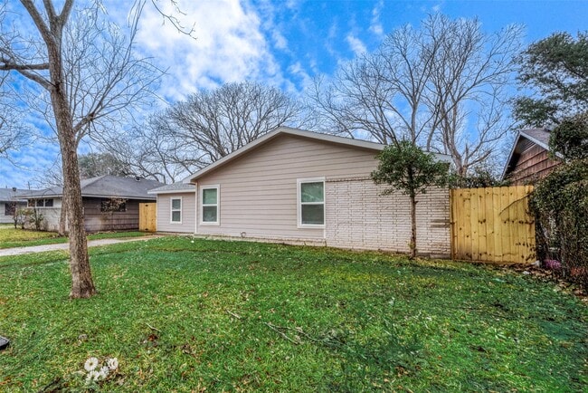 Building Photo - 5755 Heron Dr