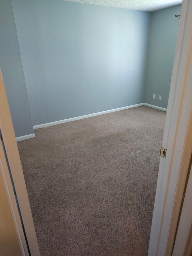 Building Photo - 975 Surry Ln