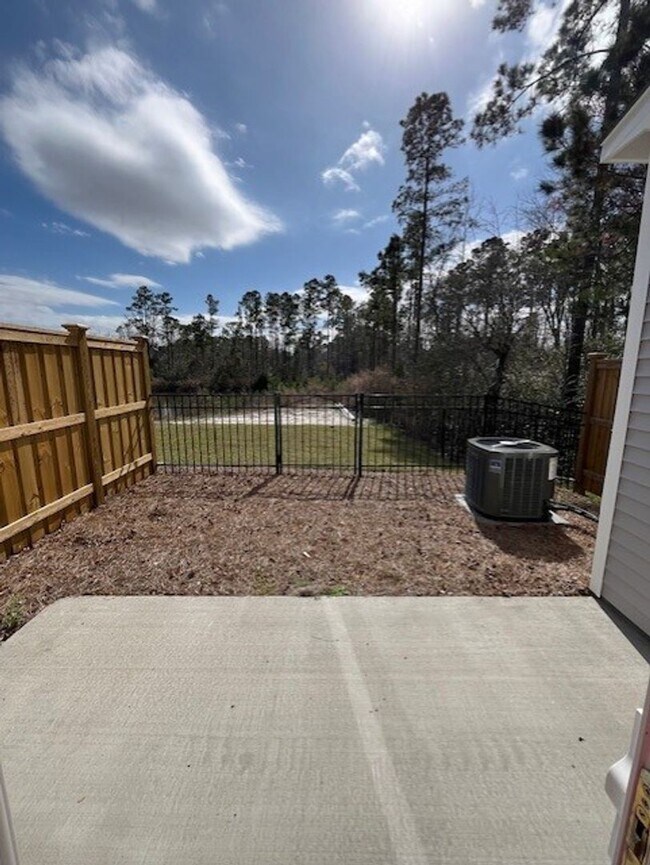 Building Photo - Discover this modern townhouse in Winnabow, NC,