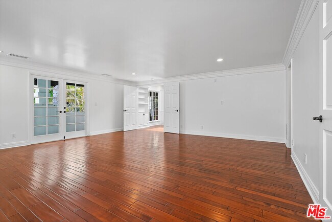 Building Photo - 322 25th St