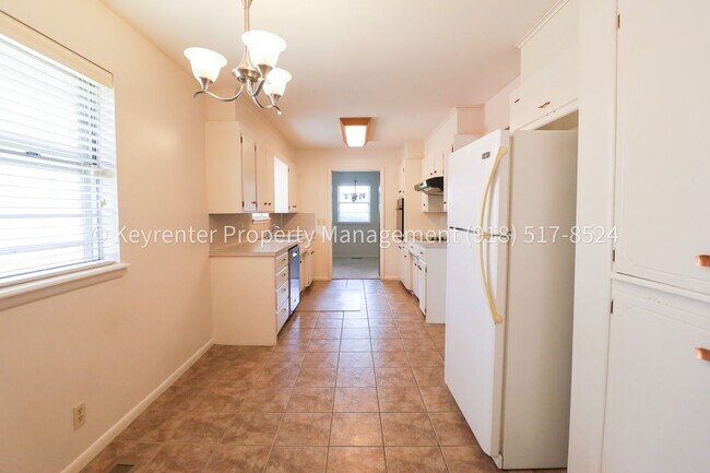 Building Photo - LARGE | 3 Bed | 2 Bath | Midtown Tulsa