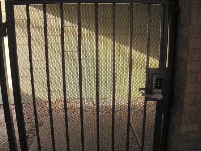 Building Photo - 908 Poplar St