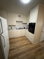 Building Photo - 302 S Independence St