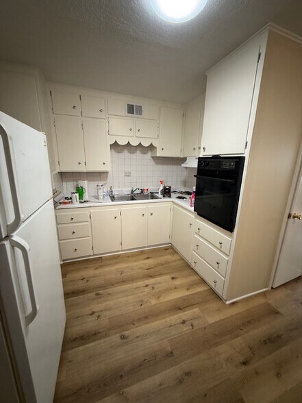 Kitchen - 302 S Independence St