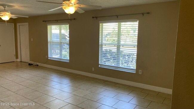 Building Photo - 2125 Emerald Ct