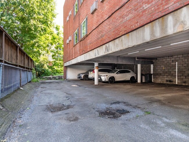 Building Photo - 28 Lee St