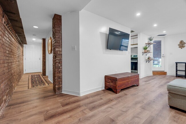 Building Photo - 84 Gainsborough St